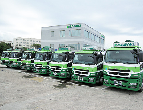 本社社屋とトラック群